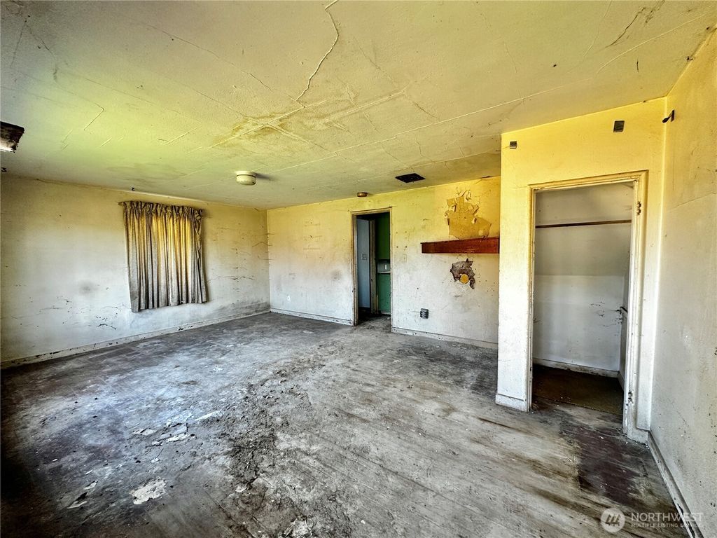 Photo of 162 N Jeffries St, Aberdeen, WA 98520 (MLS # 2480996)