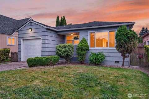 Photo of 306 Douglas Street, Longview, WA 98632 (MLS # 2544390)