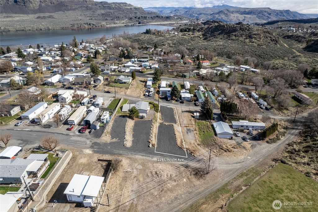 Photo of 225 Lincoln Avenue, Electric City, WA 99123 (MLS # 2526631)