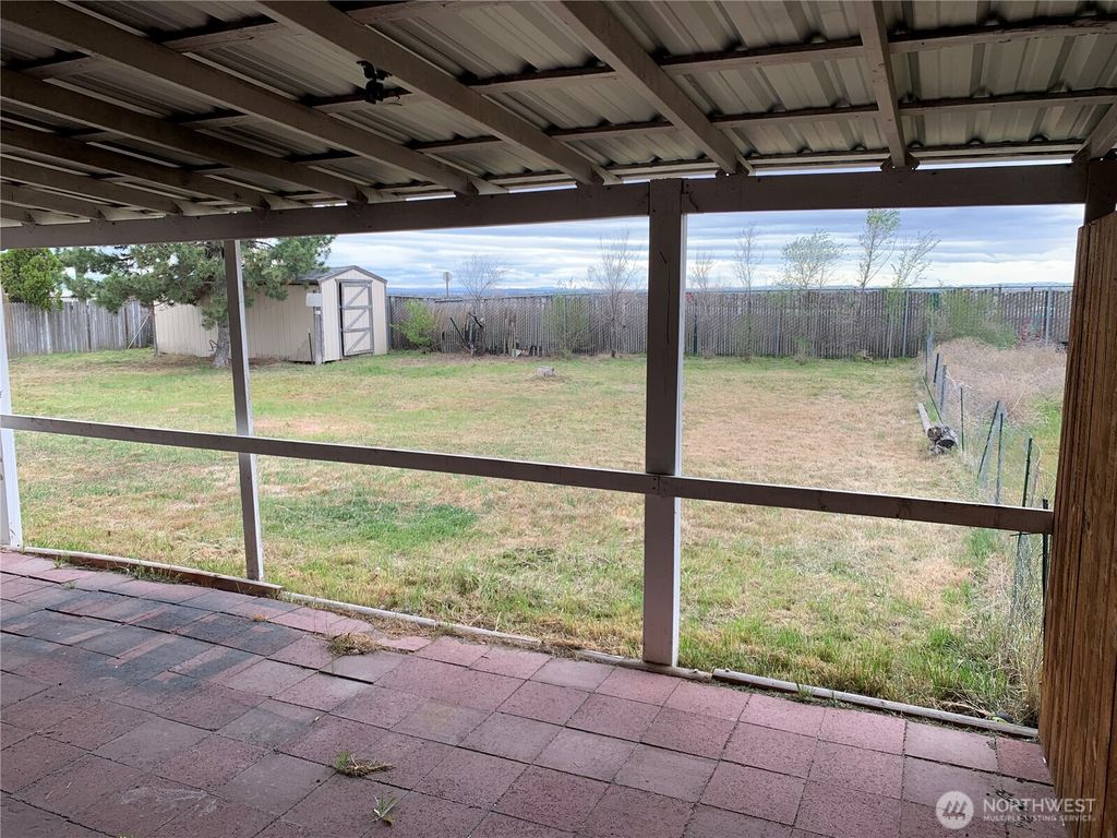 Photo of 137 Schilling Dr, Moses Lake, WA 98837 (MLS # 2507813)