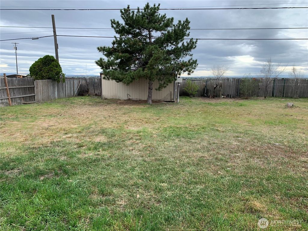 Photo of 137 Schilling Dr, Moses Lake, WA 98837 (MLS # 2507813)