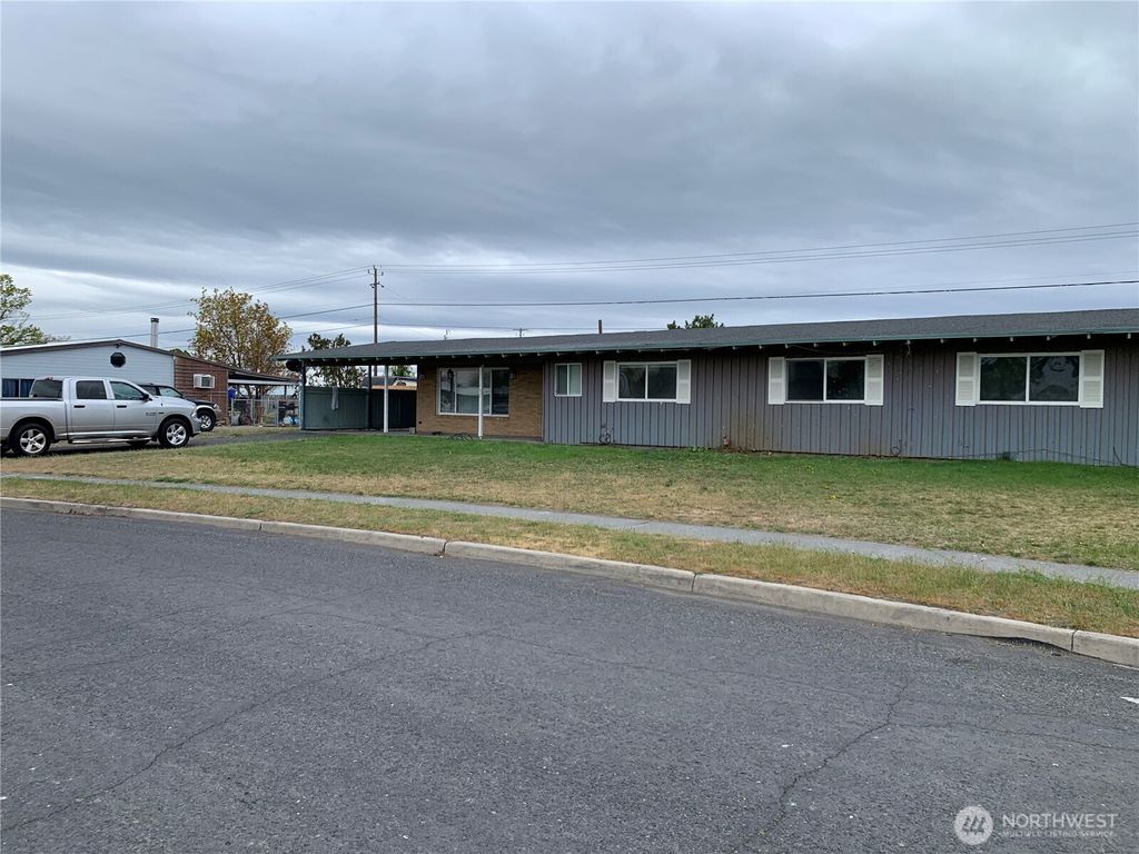 Photo of 137 Schilling Dr, Moses Lake, WA 98837 (MLS # 2507813)