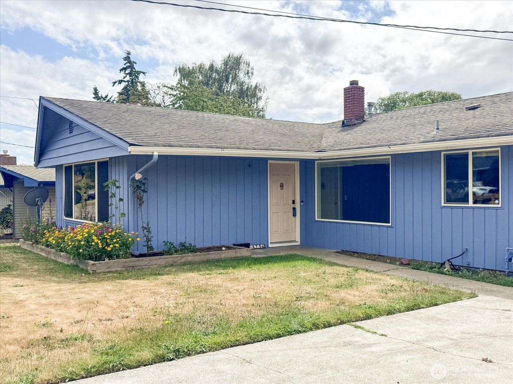 Photo of 475 SE Pasek Street, Oak Harbor, WA 98277 (MLS # 2530617)