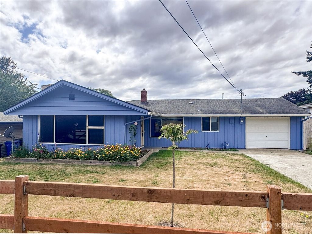 Photo of 475 SE Pasek Street, Oak Harbor, WA 98277 (MLS # 2530617)