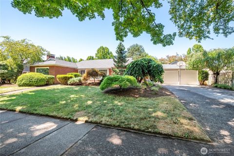 Photo of 1327 18th Avenue, Longview, WA 98632 (MLS # 2560526)