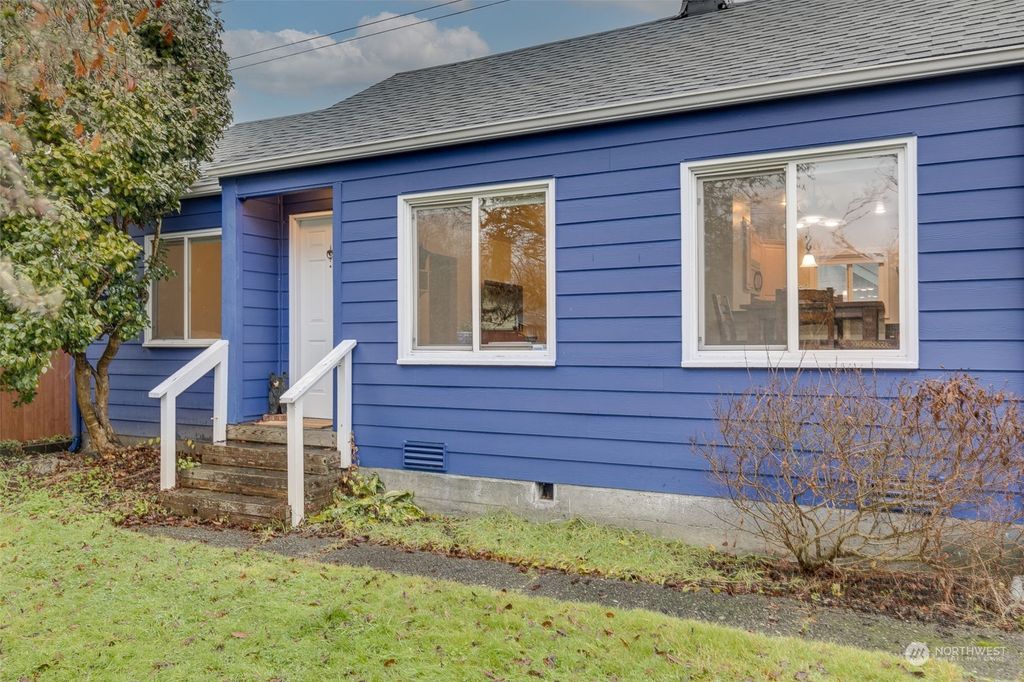 Photo of 2113 Virginia Avenue, Everett, WA 98201 (MLS # 2182398)