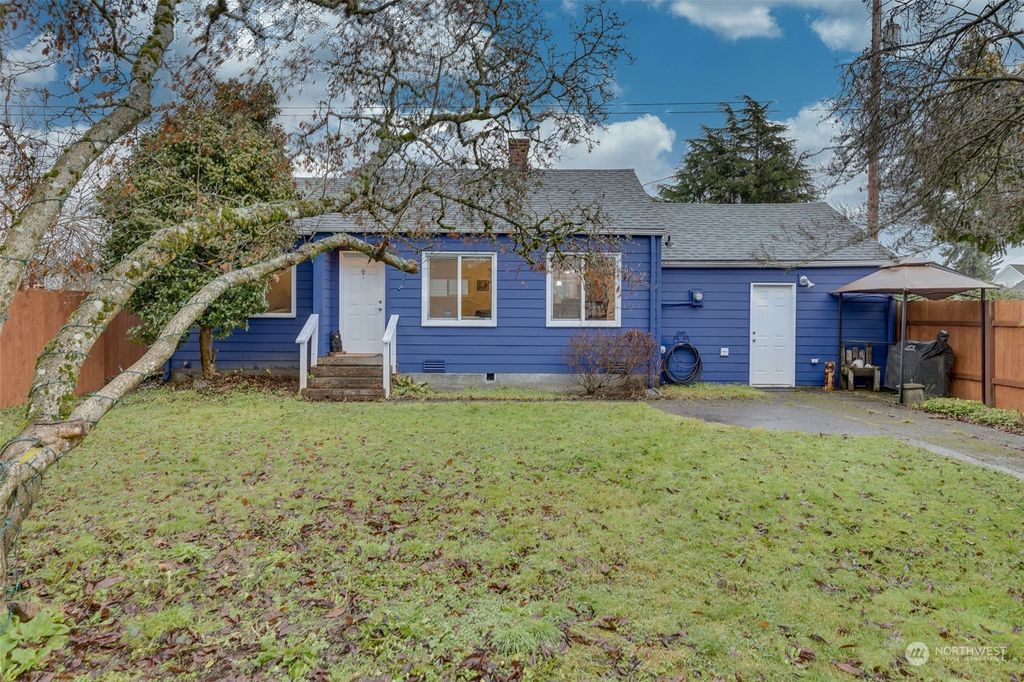 Photo of 2113 Virginia Avenue, Everett, WA 98201 (MLS # 2182398)