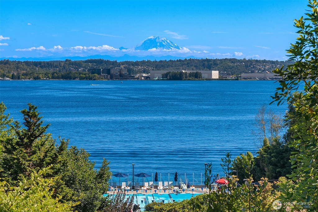 Photo of 8340 Avalon Drive, Mercer Island, WA 98040 (MLS # 2572484)