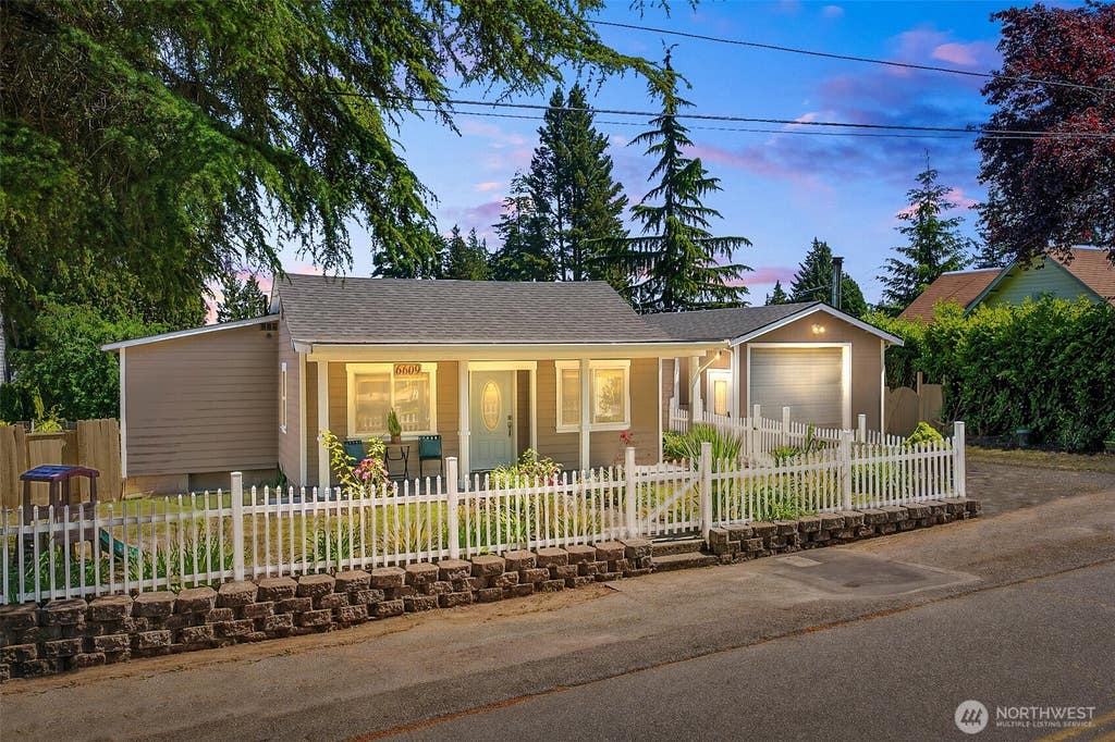 Photo of 6609 Elliot Way, Everett, WA 98203 (MLS # 2542254)