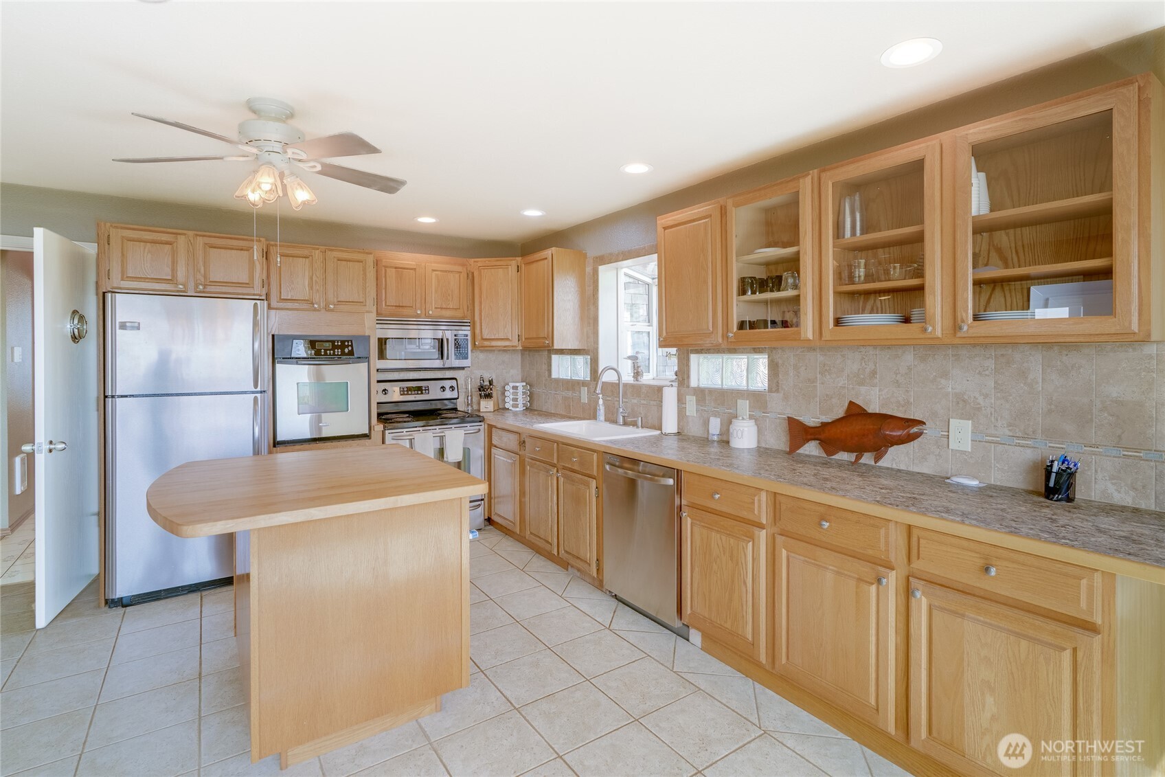 830 Riverview LN