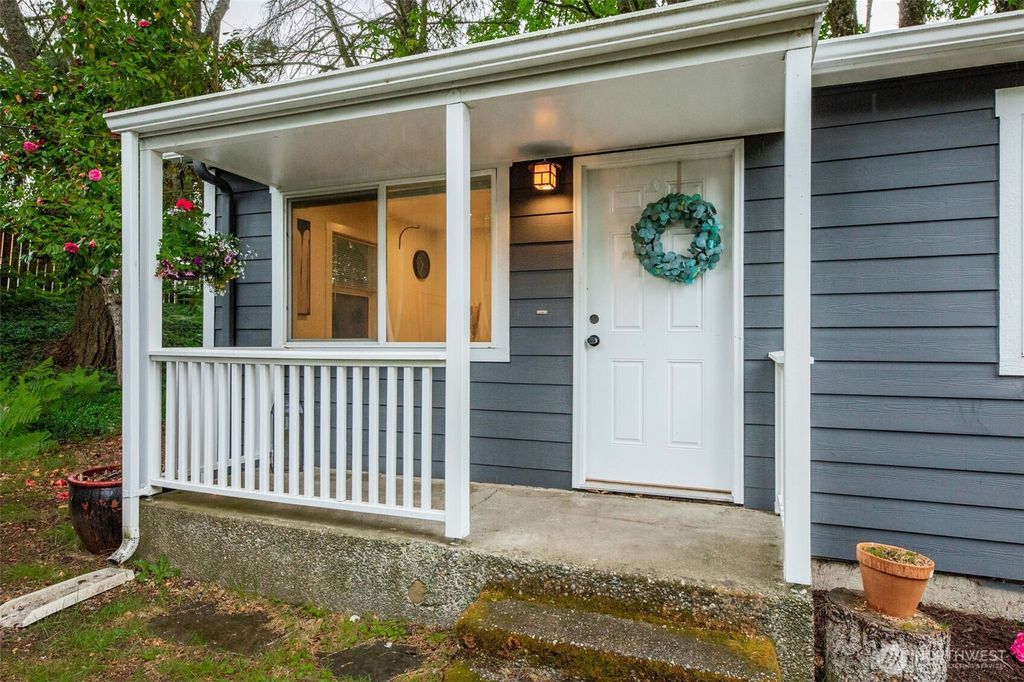 Photo of 15504 25th Avenue NE, Shoreline, WA 98155 (MLS # 2523544)