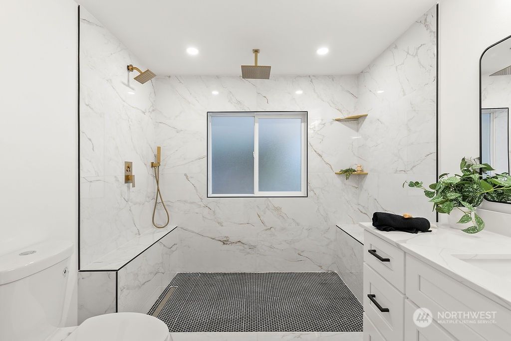 listing image 9366845636867924355