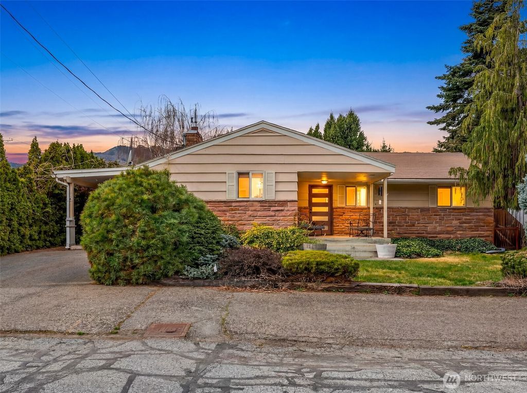 Photo of 1104 Poplar Avenue, Wenatchee, WA 98801 (MLS # 2493975)