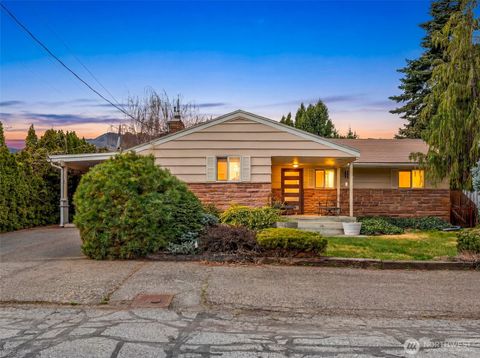 Photo of 1104 Poplar Avenue, Wenatchee, WA 98801 (MLS # 2493975)