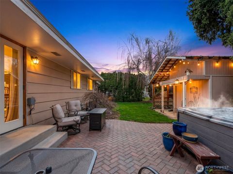 Photo of 1104 Poplar Avenue, Wenatchee, WA 98801 (MLS # 2493975)