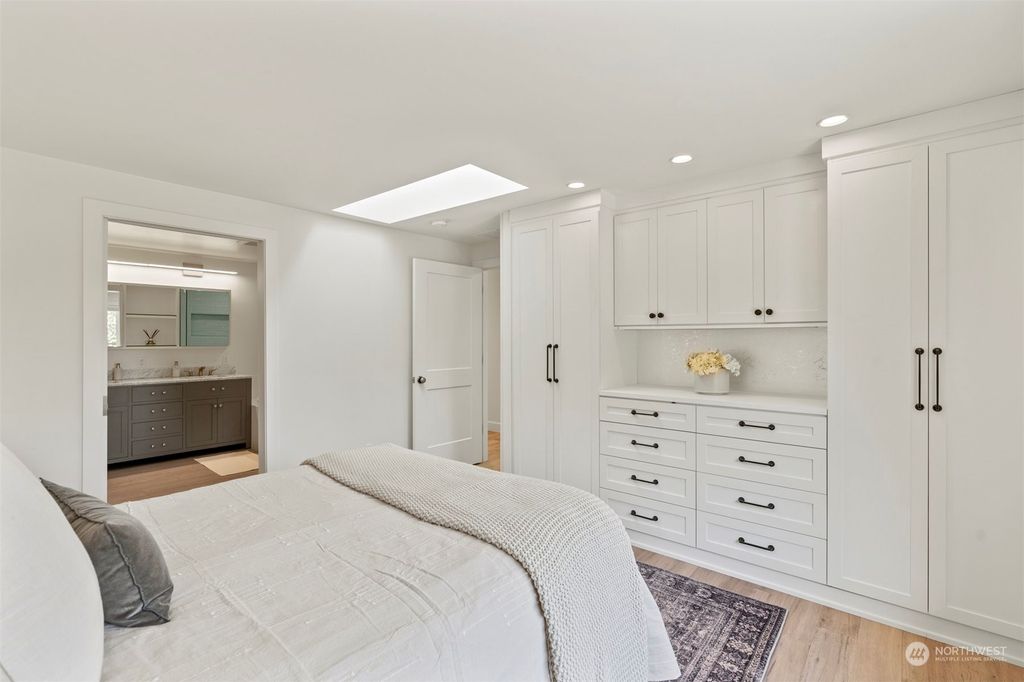 listing image 9364491228419873730