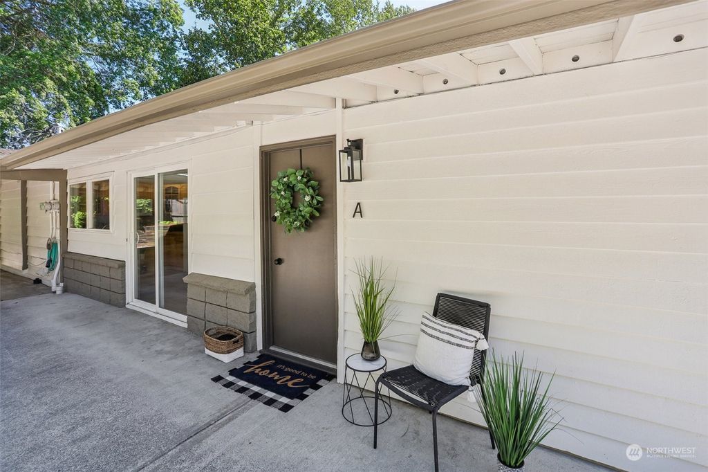 Photo of 17101 NE 80th Street, Redmond, WA 98052 (MLS # 2263364)