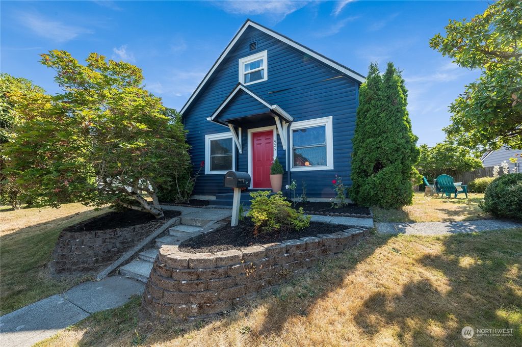 Photo of 1925 Lombard Avenue, Everett, WA 98201 (MLS # 2143113)