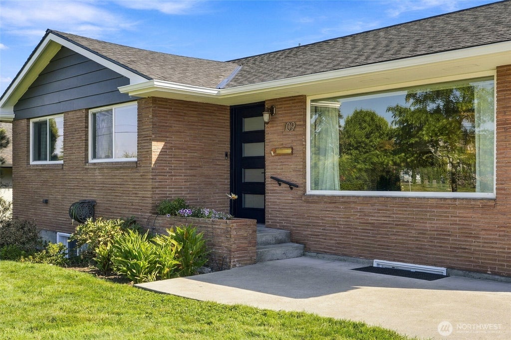 Photo of 709 Colby Avenue, Everett, WA 98201 (MLS # 2584047)