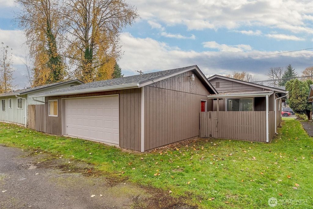 Photo of 1114 N 1st Avenue, Kelso, WA 98626 (MLS # 2452783)