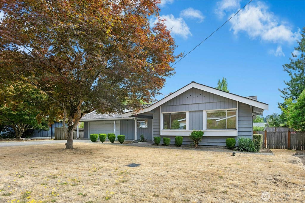 Photo of 250 110th Place SE, Bellevue, WA 98004 (MLS # 2569301)