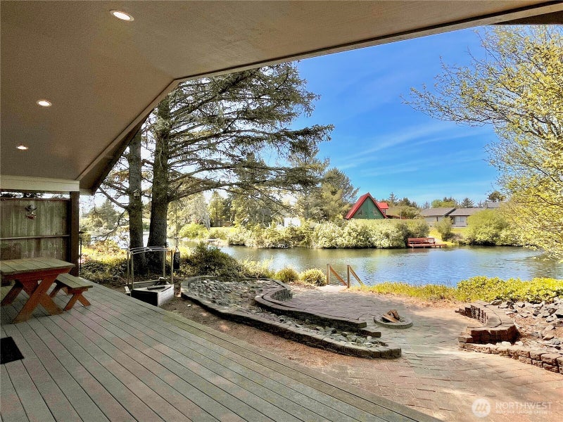 137 N Razor Clam Drive SW