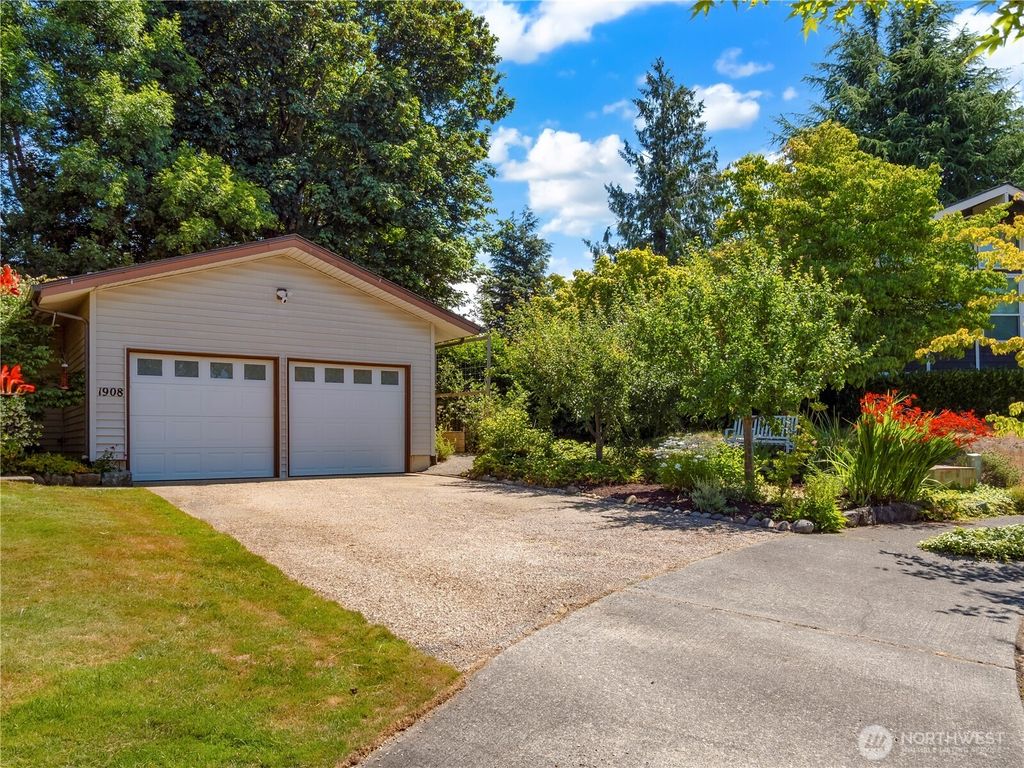 Photo of 1908 SE 21st Place, Renton, WA 98055 (MLS # 2407087)