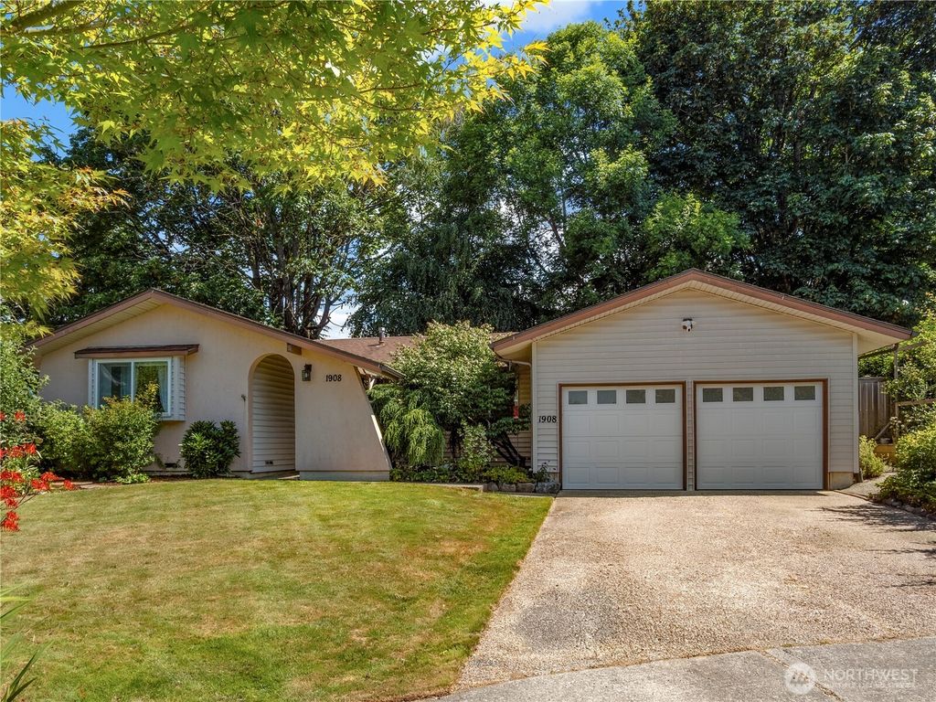 Photo of 1908 SE 21st Place, Renton, WA 98055 (MLS # 2407087)