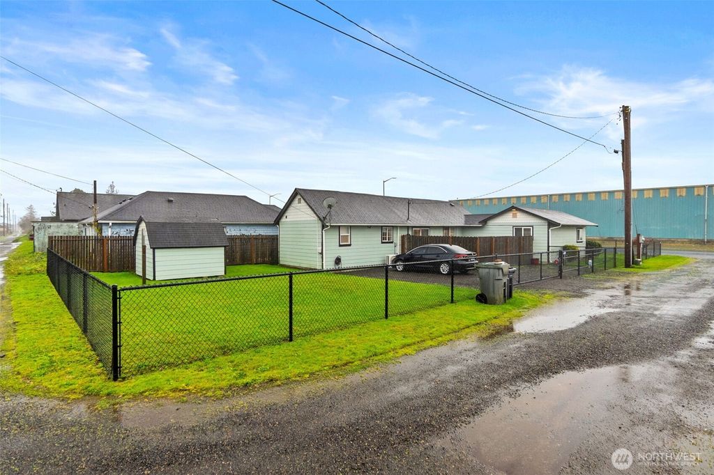 Photo of 2611 Bay Avenue, Hoquiam, WA 98550 (MLS # 2460858)