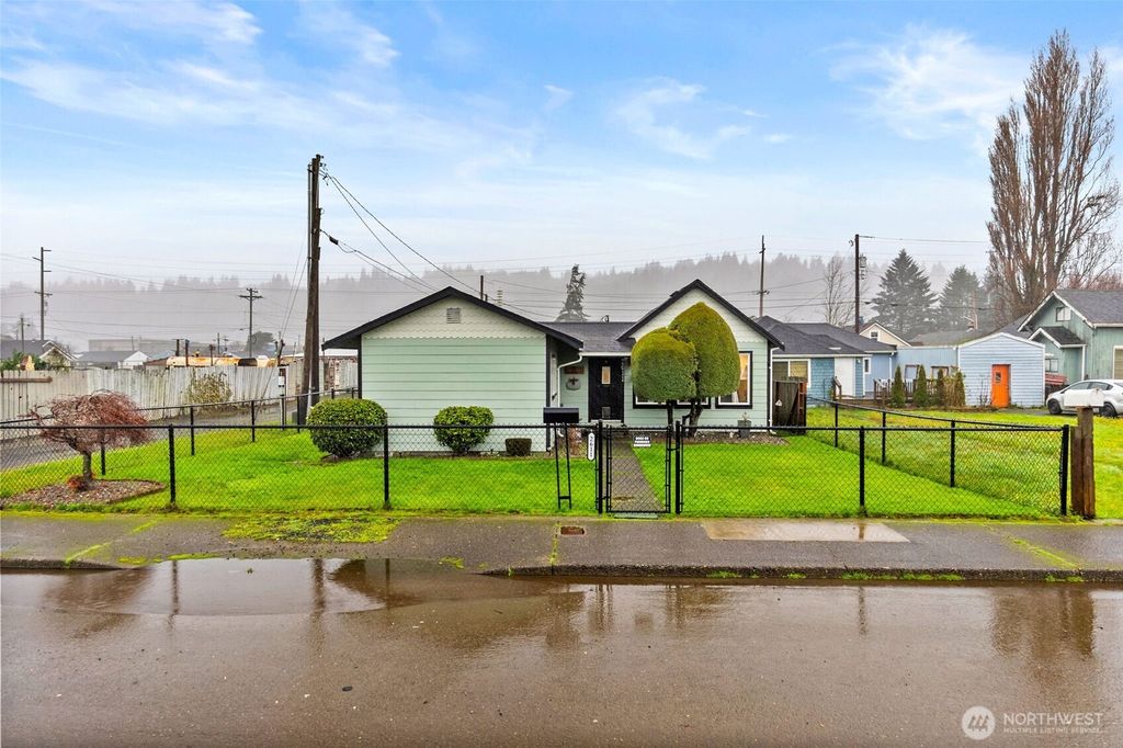 Photo of 2611 Bay Avenue, Hoquiam, WA 98550 (MLS # 2460858)