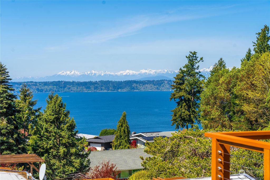 Photo of 1431 SW 137th Street, Burien, WA 98166 (MLS # 2062412)