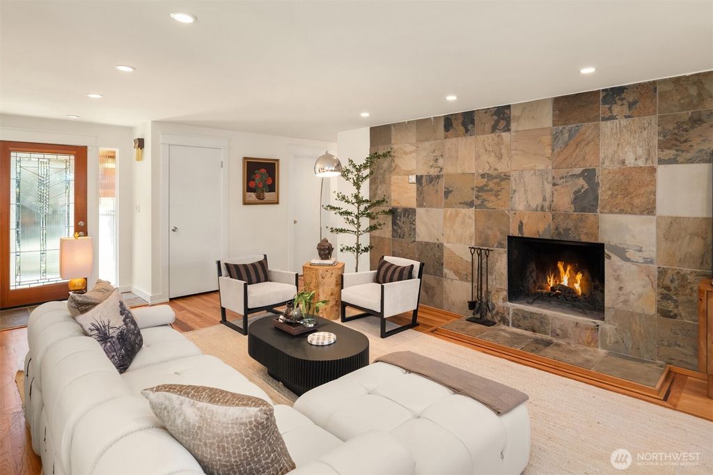 Photo of 11544 24th Avenue NE, Seattle, WA 98125 (MLS # 2499480)