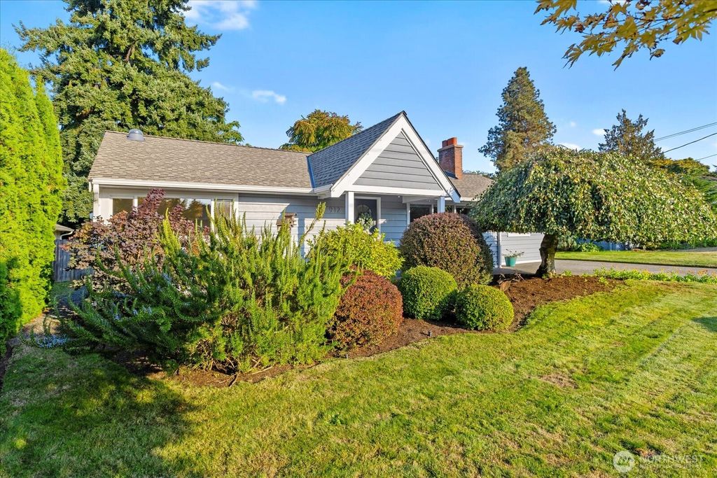 Photo of 912 7th Avenue N, Edmonds, WA 98020 (MLS # 2412754)