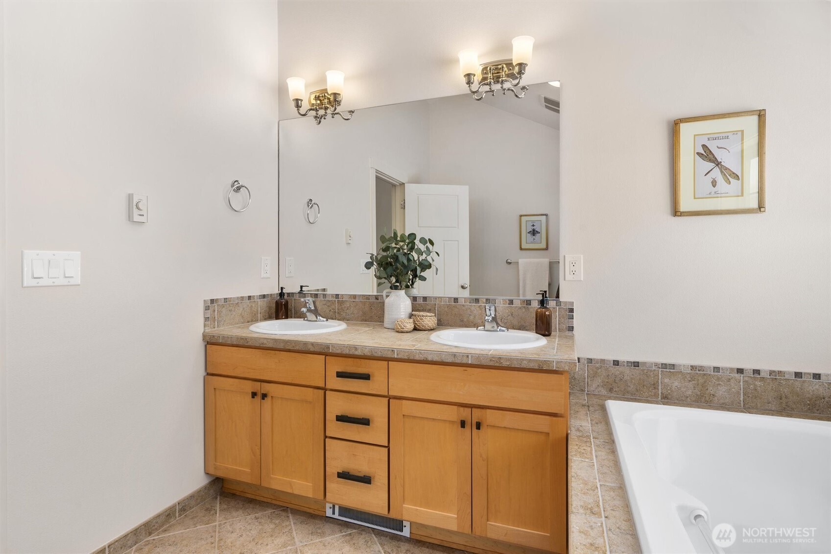 Seattle, Washington 98122, United States, 3 Bedrooms Bedrooms, ,4 BathroomsBathrooms,Residential,Pending,140152