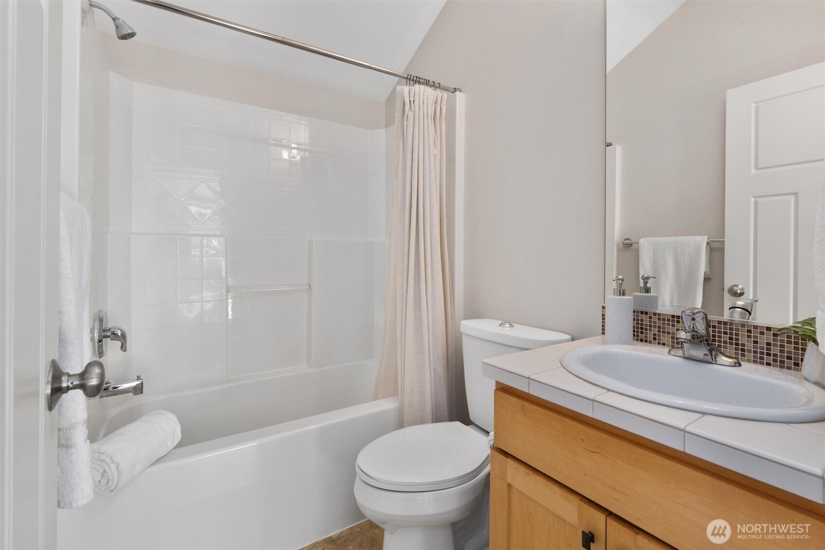 Seattle, Washington 98122, United States, 3 Bedrooms Bedrooms, ,4 BathroomsBathrooms,Residential,Pending,140152