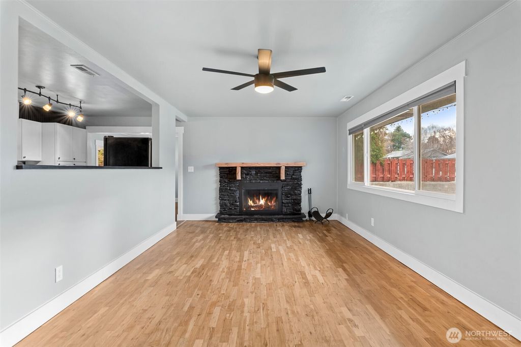 Photo of 1437 Tedford Street SE, East Wenatchee, WA 98802 (MLS # 2472781)