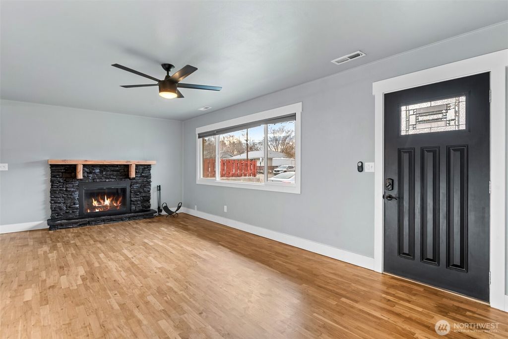 Photo of 1437 Tedford Street SE, East Wenatchee, WA 98802 (MLS # 2472781)