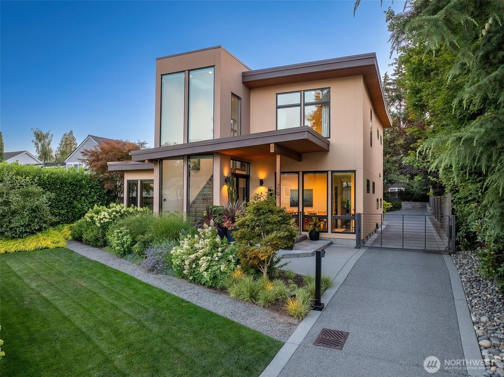 Photo of 719 99th Avenue NE, Bellevue, WA 98004 (MLS # 2511596)