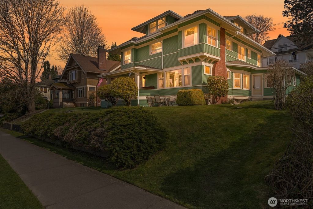 Photo of 900 N Garden St, Bellingham, WA 98225 (MLS # 2499728)