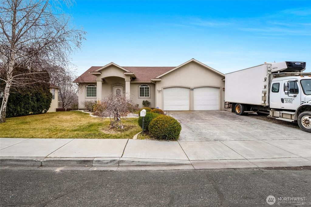 Photo of 950 S Garden Drive, Moses Lake, WA 98837 (MLS # 2471145)
