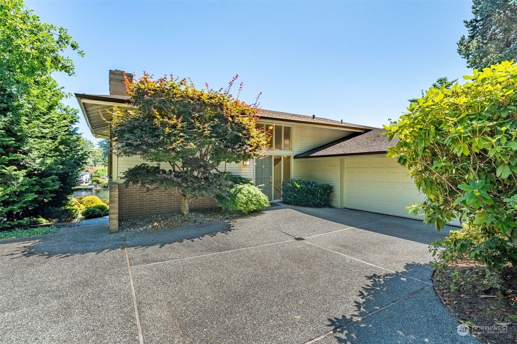 Photo of 3101 80th Avenue NE, Hunts Point, WA 98004 (MLS # 2267685)