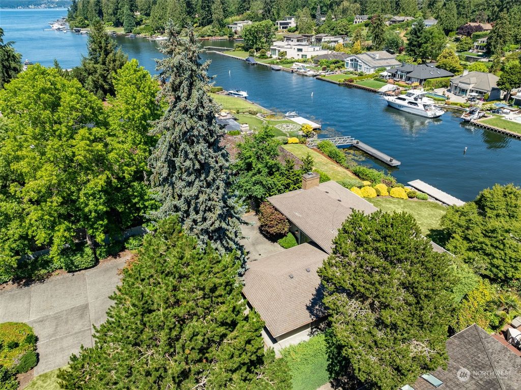 Photo of 3101 80th Avenue NE, Hunts Point, WA 98004 (MLS # 2267685)