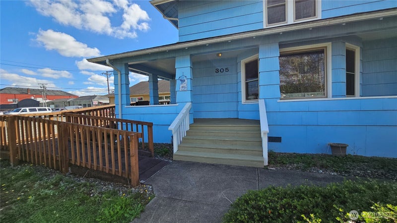 305 W 1st Street