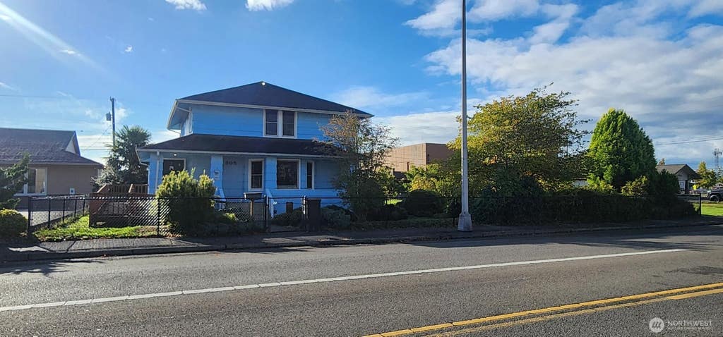 Photo of 305 W 1st Street, Aberdeen, WA 98520 (MLS # 2563457)