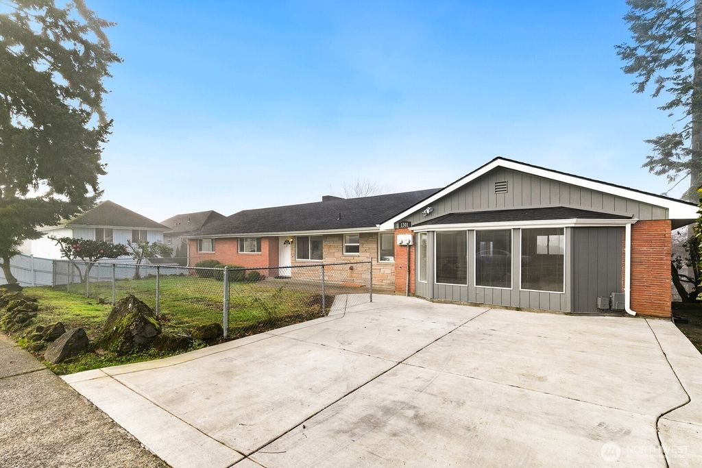 Photo of 1301 Edmonds Avenue NE, Renton, WA 98056 (MLS # 2471199)