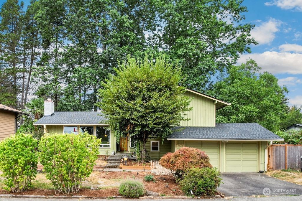 Photo of 1701 Anacortes Avenue NE, Renton, WA 98059 (MLS # 1998280)