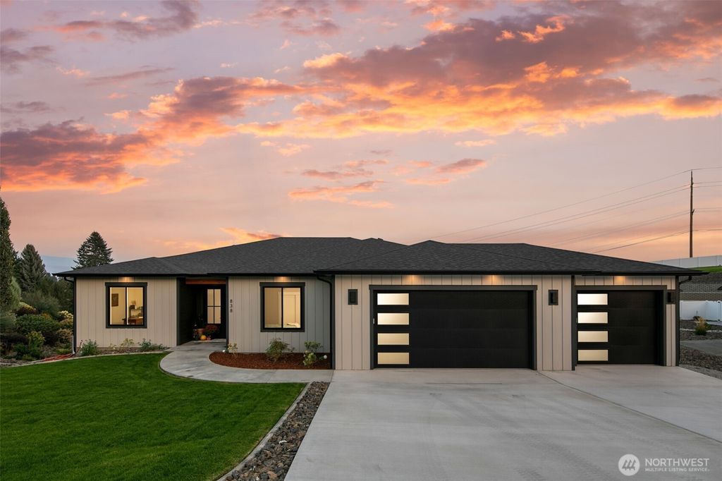 Photo of 838 Autumn Crest Drive, Wenatchee, WA 98801 (MLS # 2546470)