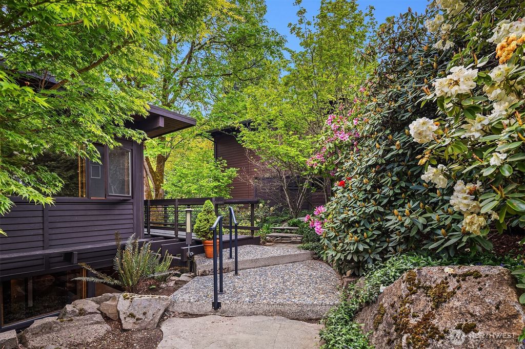 Photo of 4227 NE 94th Street, Seattle, WA 98115 (MLS # 2370536)
