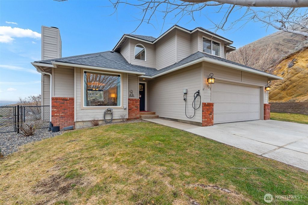 Photo of 222 Austin Ave Ave, Wenatchee, WA 98801 (MLS # 2469971)