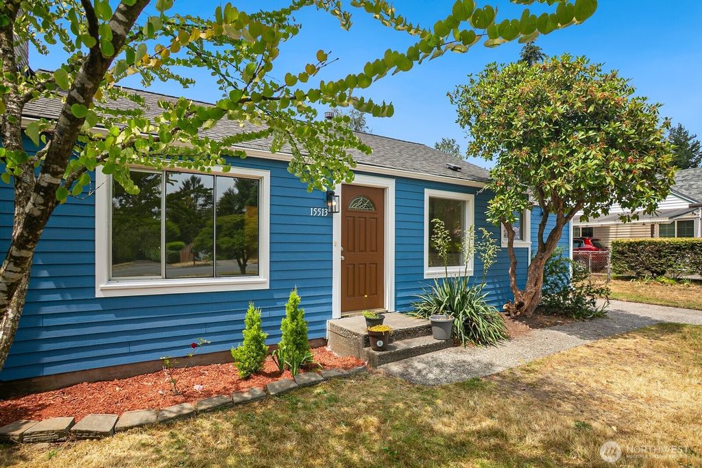 Photo of 15513 8th Avenue NE, Shoreline, WA 98155 (MLS # 2536309)